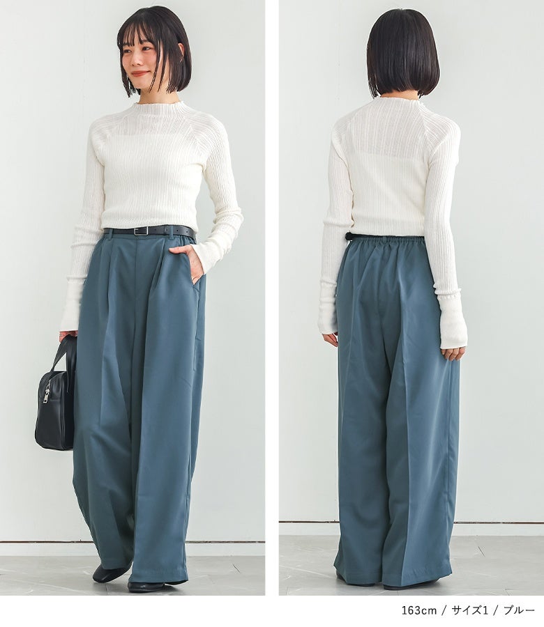 ブルーのセンタープレスタックワイドパンツ。フロントのタックと縦ラインを強調するセンタープレスが、前からも後ろからもすっきり脚長な佇まいを叶えてくれます。