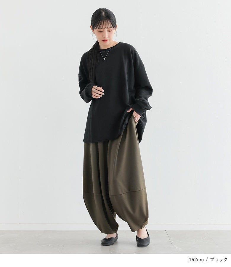ブラックのオーバーサイズスウェットにカーキのバルーンパンツを合わせた大人ラフスタイル。引き締め効果のある黒とボリューム感のあるボトムスが、旬のストリートカジュアルを演出します。