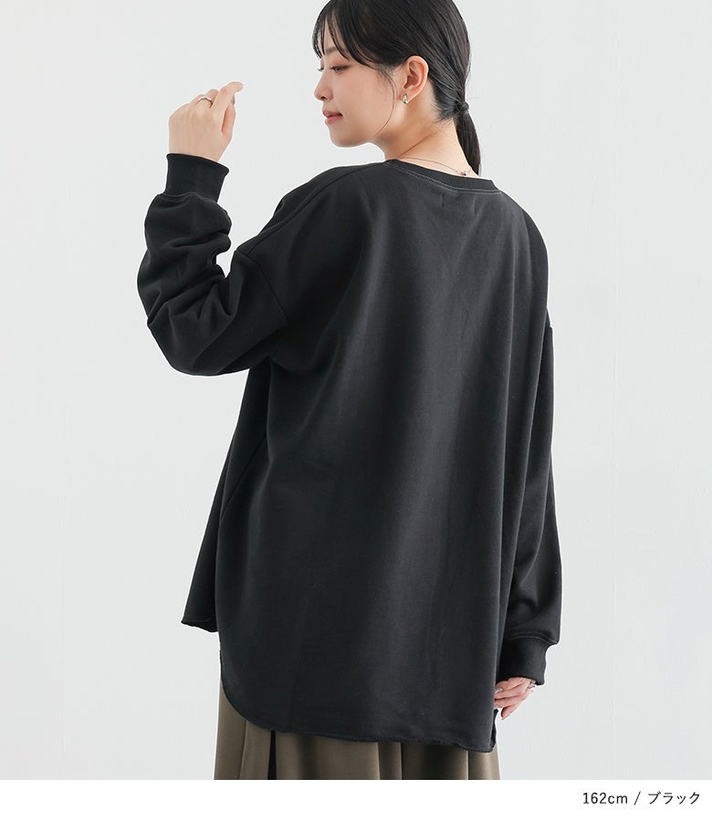 ブラックのオーバーサイズスウェット。ゆとりのあるドロップショルダーとヒップを覆うロング丈が、全方位どこから見てもスマートで綺麗なリラックスシルエットをキープします。