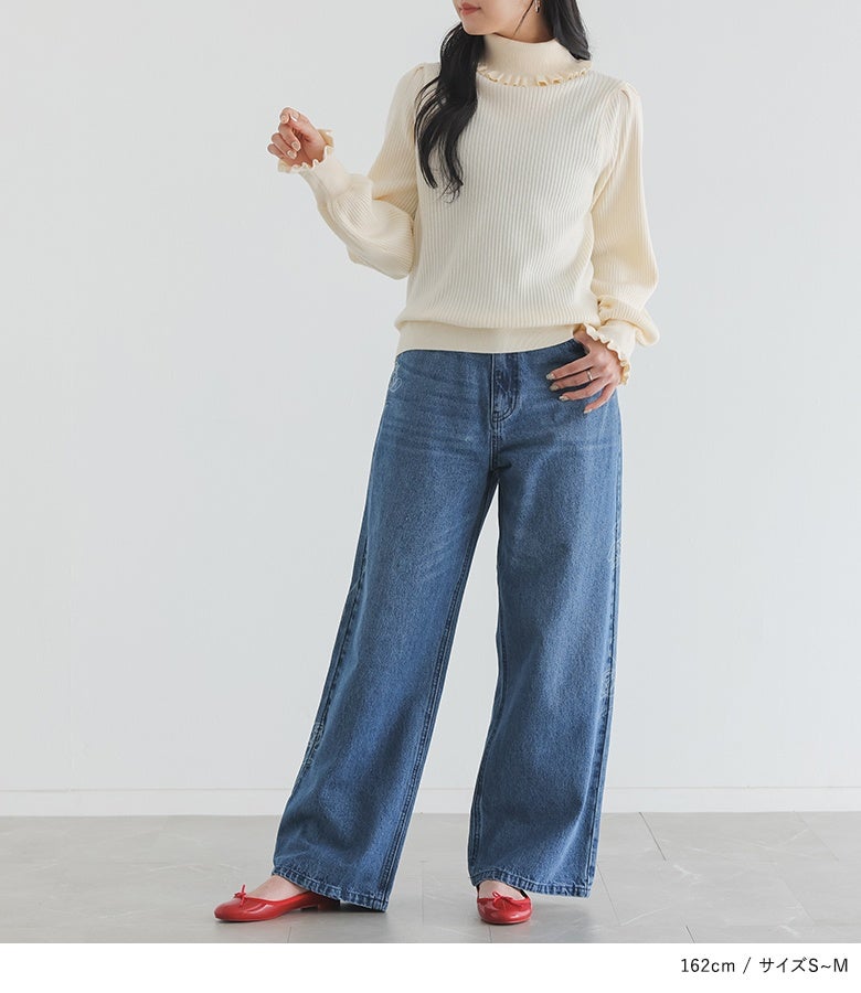 ブルーのフラワー刺繍ストレートデニムパンツに、アイボリーフリルハイネックニットとレッドのフラットシューズを合わせた、デイリー使いにぴったりな大人可愛い秋のカジュアルコーディネート。