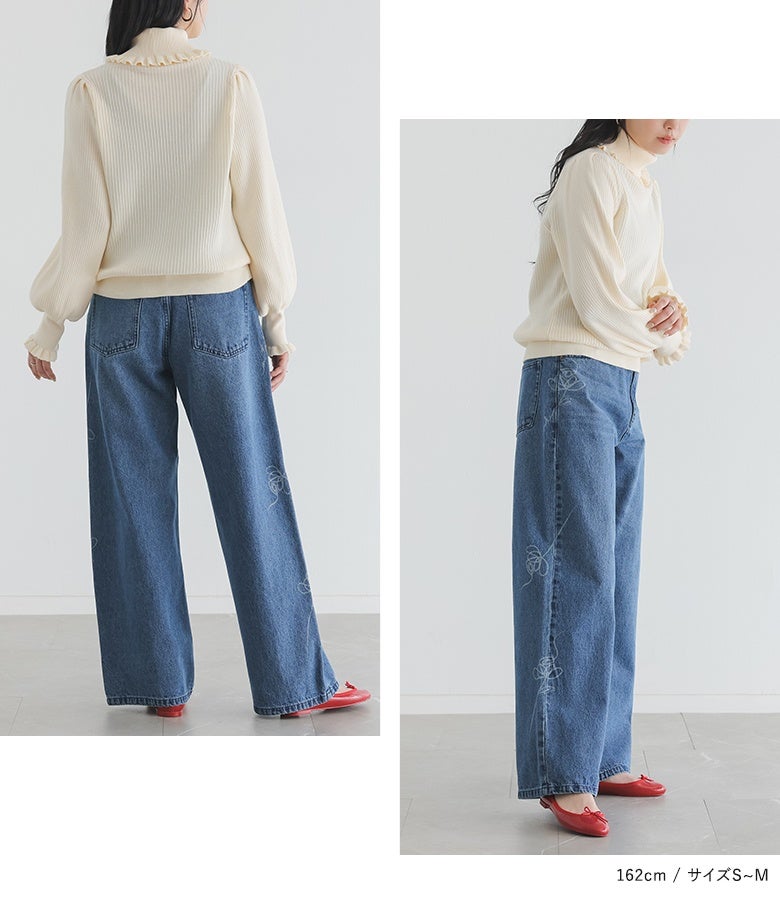 上品なブルーデニムパンツに白のフリルニットと赤いバレエシューズを組み合わせた、休日のお出かけに映える甘辛ミックスなおでかけコーデ。