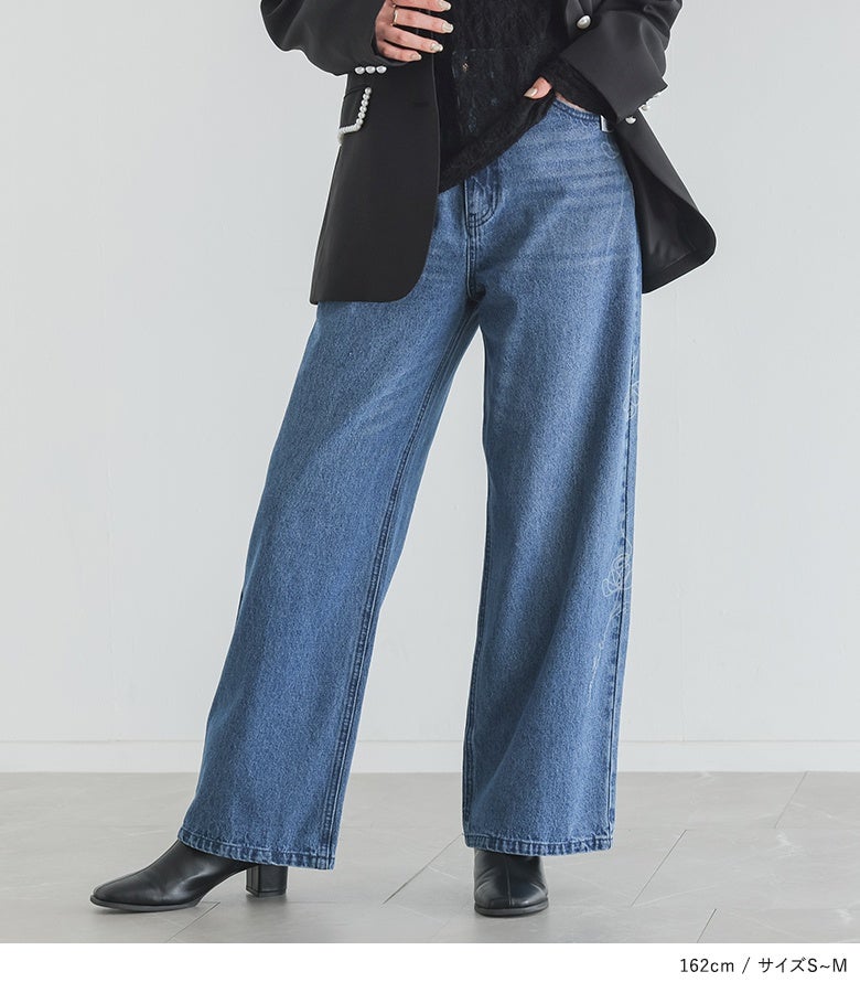 ハイウエストなシルエットでスタイルアップ効果もあるブルーのストレートデニムパンツ。ブラックジャケットを合わせたキレイめカジュアルな大人女子のショッピングコーデ。