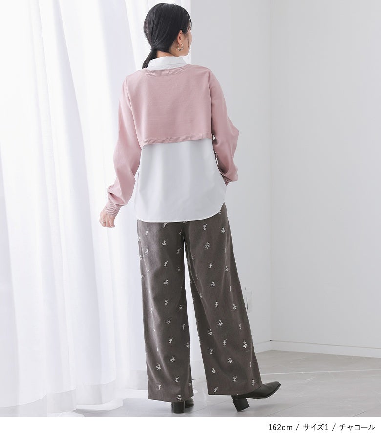 チャコールの刺繍ストレートワイドパンツ。広がりすぎないストレートワイドなラインが、バックスタイルまで脚長でスマートな美しいシルエットをしっかりキープしてくれます。