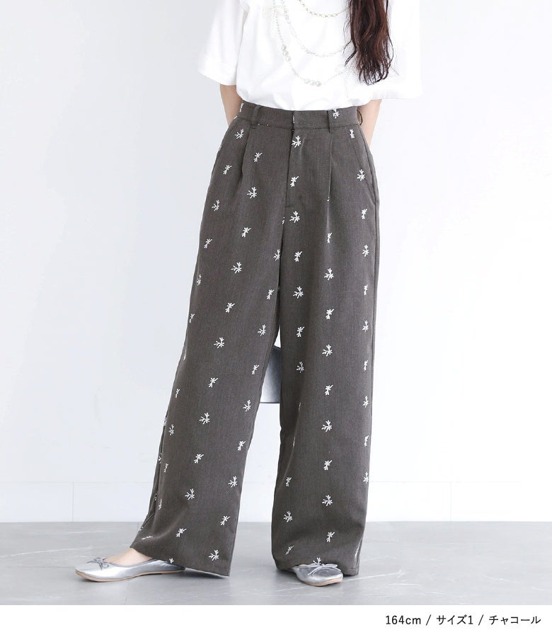 チャコールの刺繍ストレートワイドパンツ。腰周りをすっきり見せるフロントタックとストレートラインが、シンプルなトップスあわせでも華やかでスマートな佇まいへ導いてくれます。