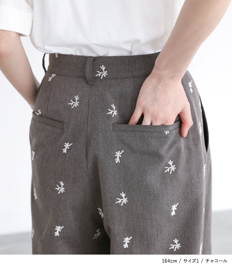 出し入れしやすいサイドポケットと、見た目を損なわないバックポケットディテール。小物の収納に便利で実用性があり、全方位どこから見ても抜かりなくキレイ見えします。