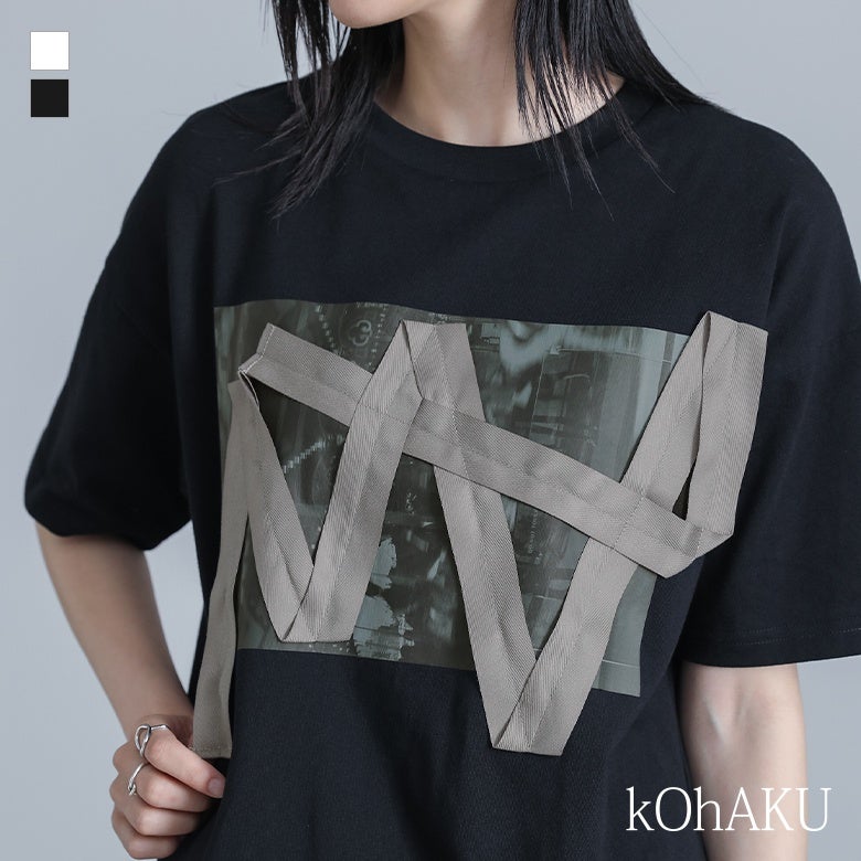 フロントに施された立体的なテープデザインとフォト転写プリントが個性を放つkOhAKUの異素材MIX半袖Tシャツ。モードな雰囲気を演出するこだわりのディテールが、大人のカジュアルスタイルをおしゃれに格上げします。