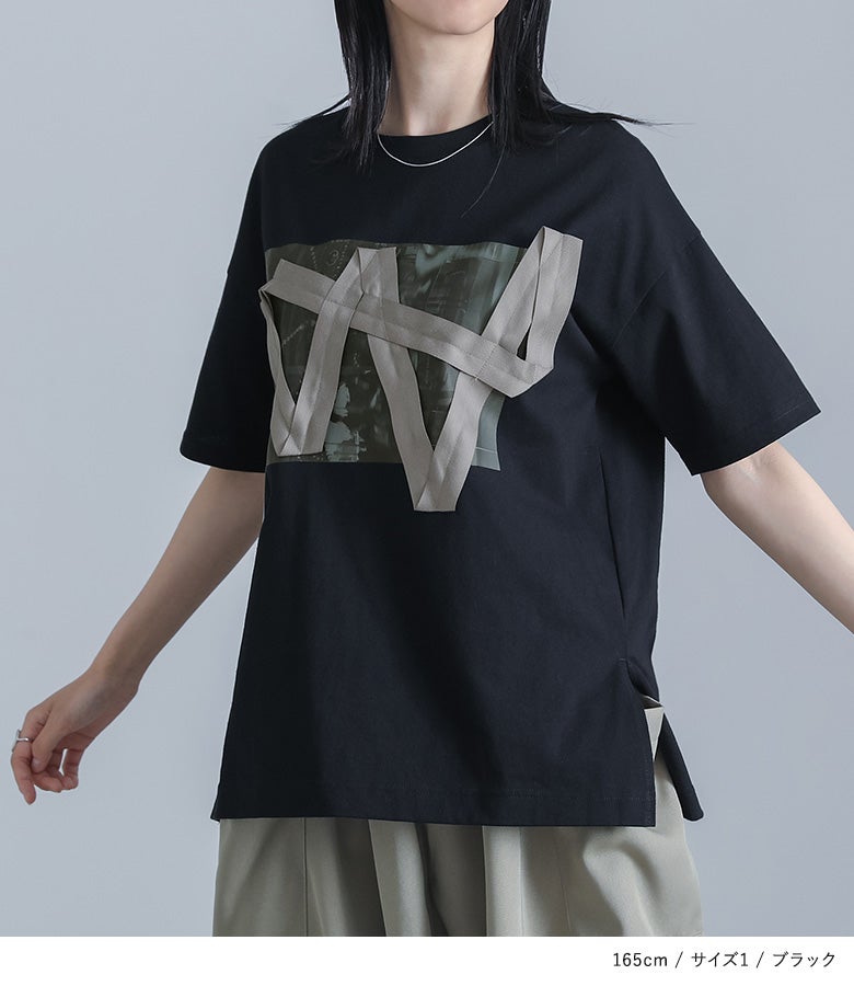 立体的なテープ装飾とフォトプリントがアクセントになるブラックの半袖Tシャツ。程よいゆとりのあるサイズ感とサイドスリット仕様により、タックインでもアウトでもこなれた着こなしを楽しめるデイリートップスです。