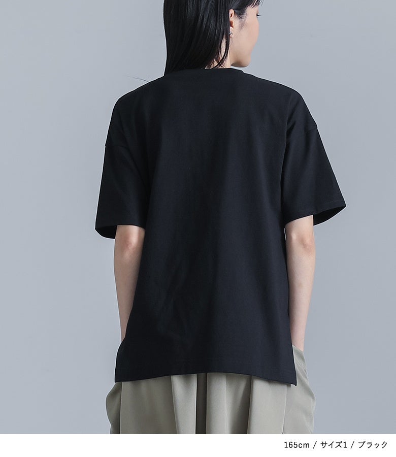 すっきりとしたバックスタイルを演出するブラックの半袖Tシャツ。余計な装飾を削ぎ落としたプレーンな後ろ姿と、絶妙な丈感がどんなボトムスともバランスよく決まる着回し力抜群のレディーストップスです。