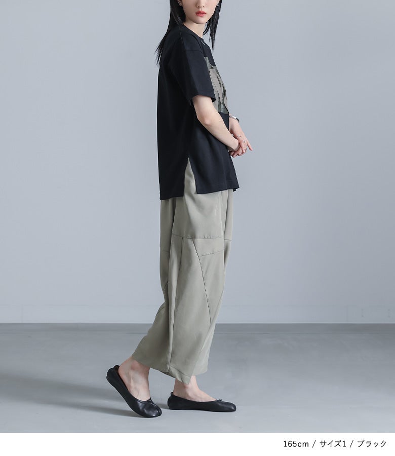 ブラックのフォトプリント半袖Tシャツにカーキの変形パンツを合わせた、エッジの効いたモードカジュアルスタイル。横から見た時もきれいなシルエットを描き、街歩きやデートシーンにも映えるコーディネートです。