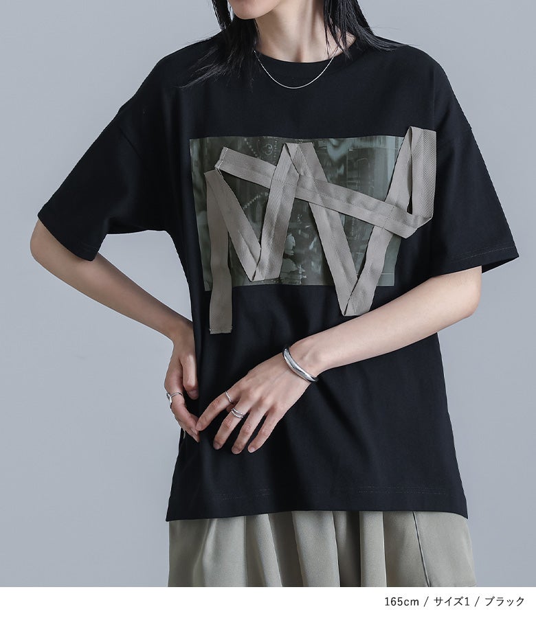 肌触りの良いコットン生地にインダストリアルなテープデザインを掛け合わせたブラックの半袖Tシャツ。シンプルながらも存在感抜群のデザインで、いつものデニムやパンツスタイルをモードにアップデートします。