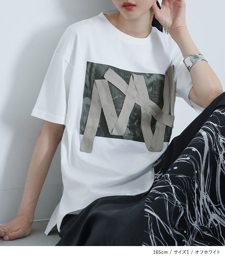 爽やかなオフホワイトのボディに立体テープが映えるデザイン半袖Tシャツ。モノトーンの柄スカートを合わせた、春夏のお出かけやリゾートシーンにぴったりの大人の上品カジュアルコーディネートです。