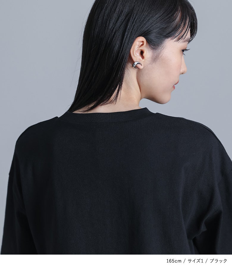 首元をすっきりと魅せるクルーネック仕様のブラックプリント半袖Tシャツ。ヨレにくいリブ襟と落ち感のあるドロップショルダーが、ラフでありながら洗練された大人の印象を演出します。