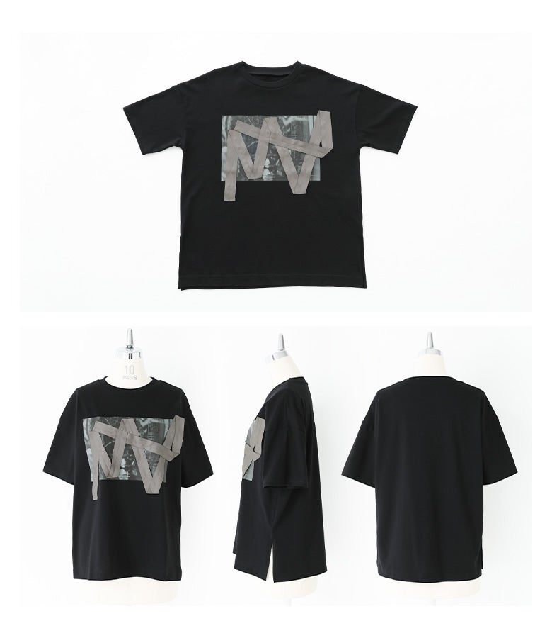 フロントのテープデザインとフォトプリントが存在感を放つブラックの半袖Tシャツ。程よいゆとりのあるサイズ感と深めのサイドスリットで、ストレスフリーな着心地と綺麗めなシルエットを両立します。