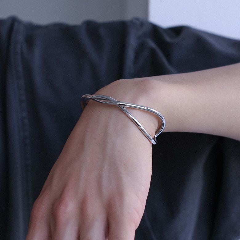 MDR(エムディアール)ツイストデザインバングル