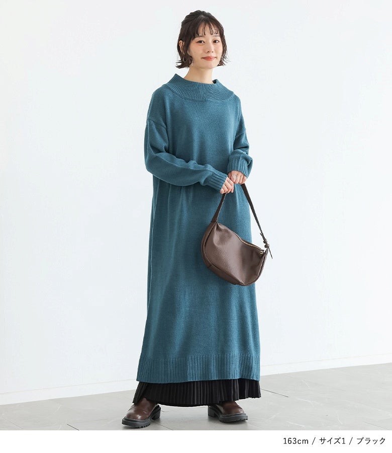 ブラックのペチワイドパンツにブルーグリーンの長袖ニットワンピースをあわせた洗練スタイル。裾から覗く黒のプリーツラインがコーデを引き締め、シックな雰囲気を演出します。
