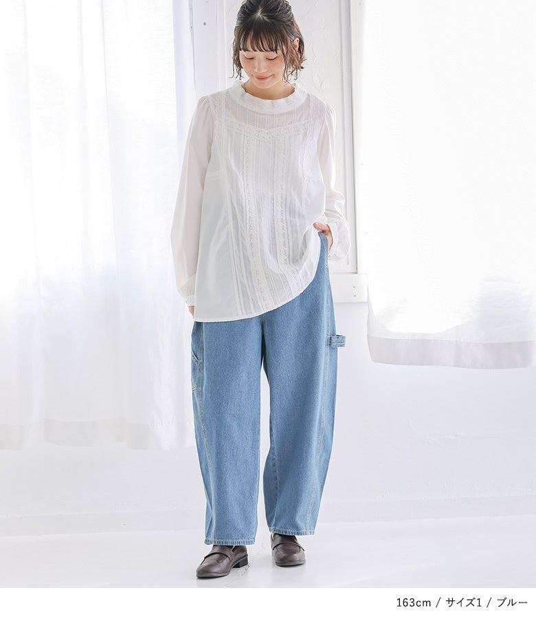 爽やかなブルーカラーのサルエルペインターデニムパンツに、白の刺繍レースブラウスとローファーを合わせた好印象な大人のナチュラル爽やかコーデ。