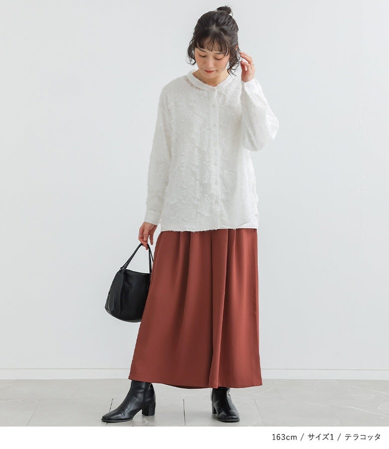 テラコッタのツイルガウチョパンツに白のレースブラウスを合わせた大人のフェミニンカジュアル。温かみのある深みカラーがシックに映え、手持ちのシンプルなトップスと合わせるだけで洗練された装いに。