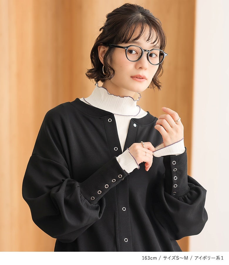 アイボリー系1のメローランダムリブカットソーに黒のスナップボタンカーディガンをあわせた着こなし。シックな黒の襟元と袖口からチラリと覗くパープルの配色メローが可憐な華やかさを添えます。
