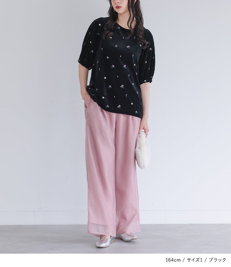 ブラックのシアーベロア刺繍カットソー。落ち着いたダークトーンに咲く色鮮やかな小花刺繍とギャザー袖が、パンツスタイルに大人のフェミニンなニュアンスを添えてくれます。