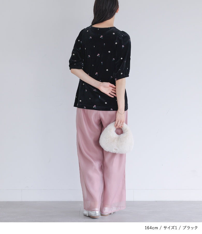 ブラックのシアーベロア刺繍カットソー。360度どこから見ても抜かりなく散りばめられた花柄刺繍と落ち感のあるシルエットが、後ろ姿までエレガントな佇まいを叶えてくれます。