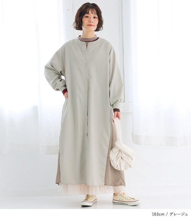 グレージュの異素材ギャザーシャツワンピース。淡く上品なニュアンスカラーと袖口の差し色リブあしらいが、可憐な雰囲気を添えて大人カジュアルな雰囲気を演出します。