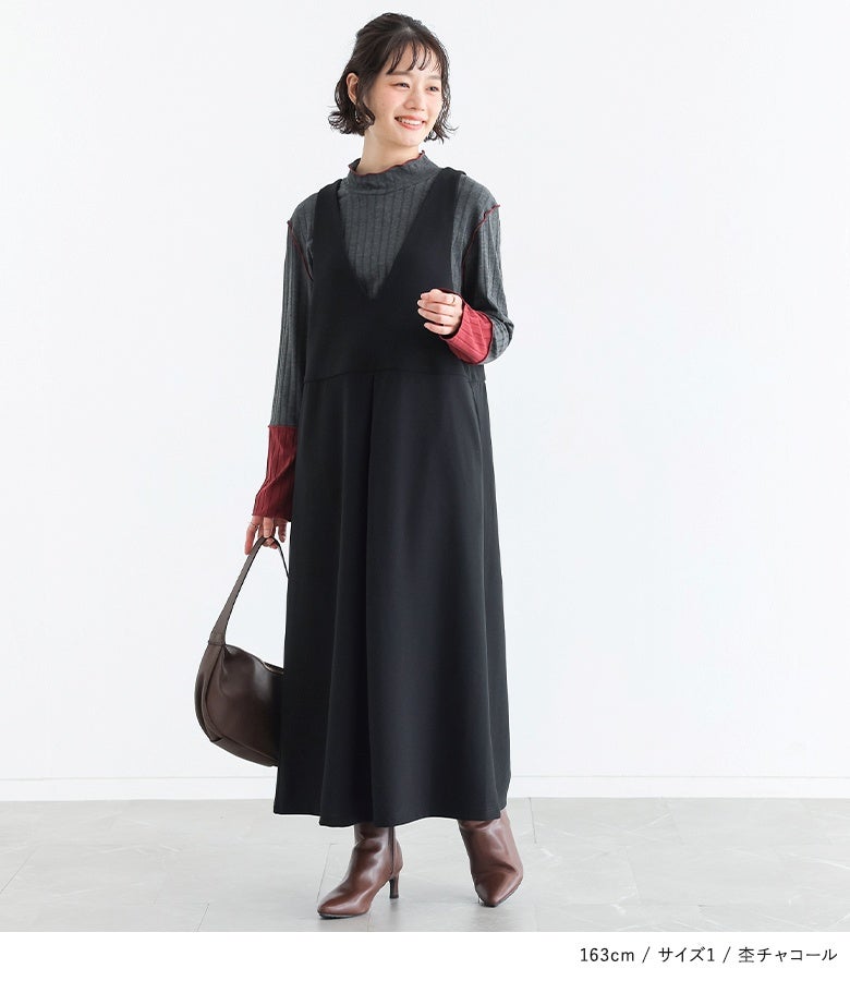 杢チャコールのリブカットソーに黒のジャンパースカートとブラウンブーツをあわせた、ボルドーの袖切り替えがアクセントになる大人可愛いレイヤードコーデ。