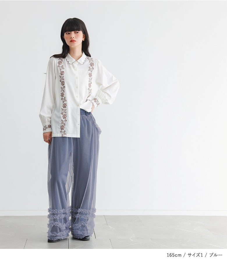 ブルーのチュール重ねティアードフリルデニムパンツ。くすみブルーのデニム地に同系色のチュールを重ねた爽やかなカラーリングで、刺繍シャツと合わせた甘めカジュアルを惹き立てます。