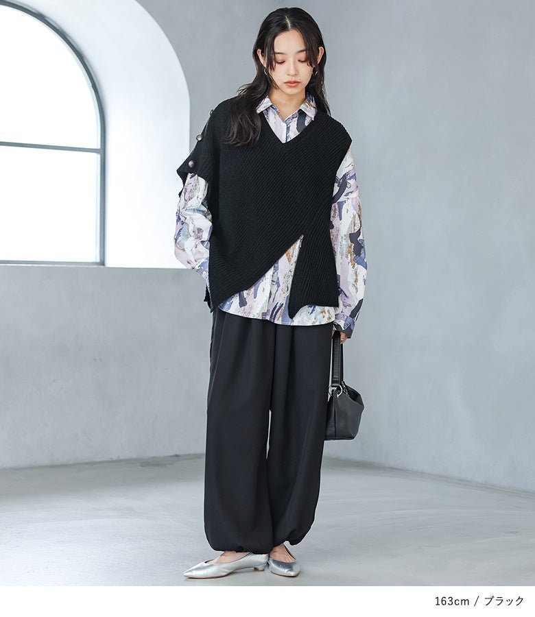 ブラックのアシンメトリーニットベストに総柄シャツとワイドパンツを合わせたモードスタイル。斜めのヘムラインとメタルボタンが、深みのある黒にシックな立体感をプラスします。