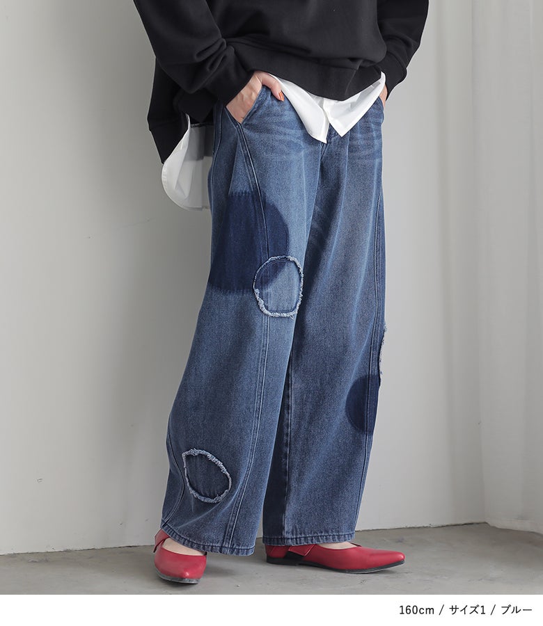 ブルーのドット切替コクーンデニムパンツにゆったりとした黒プルオーバーと赤いパンプスをあわせた、こなれ感漂う大人のデイリーカジュアルコーデ。