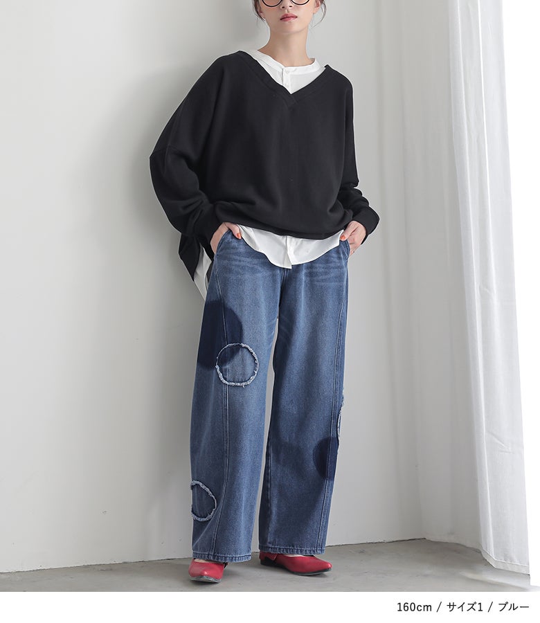 ブルーのドット切替コクーンデニムパンツにレイヤード風トップスを合わせた、休日のお出かけやリラックスしたい日に最適な個性派大人カジュアルスタイル。