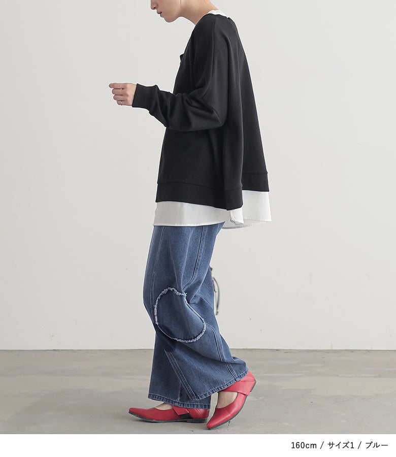 ブルーのドット切替コクーンデニムパンツに黒のレイヤードトップスと赤パンプスを合わせた、横から見てもコクーンシルエットが綺麗な大人のおしゃれスタイル。