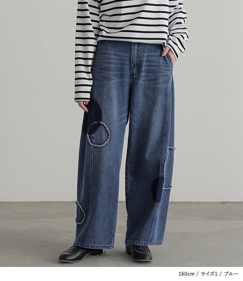 ブルーのドット切替コクーンデニムパンツにボーダー柄カットソーとローファーをあわせた、大人の洗練されたデイリーカジュアルスタイル。