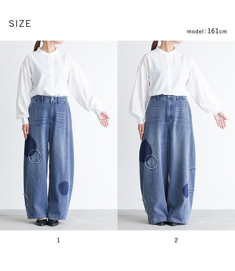 ブルーのドット切替コクーンデニムパンツを着用したサイズ比較。体型や好みのシルエットに合わせて選べるサイズ1とサイズ2の展開で、すっきりとした着こなしからゆったりとしたスタイリングまで楽しめます。