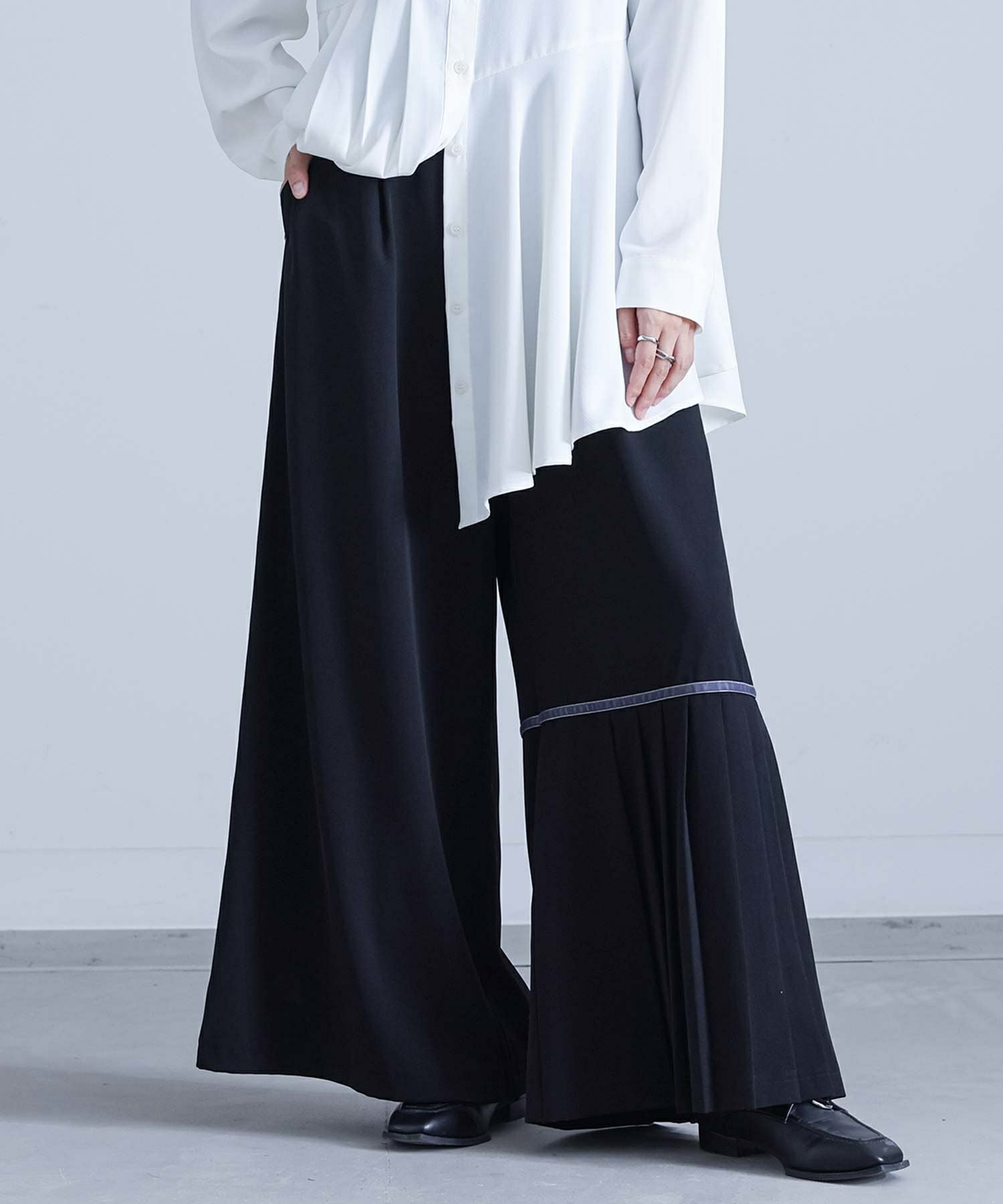 kOhAKUアシンメトリープリーツラインパンツ』