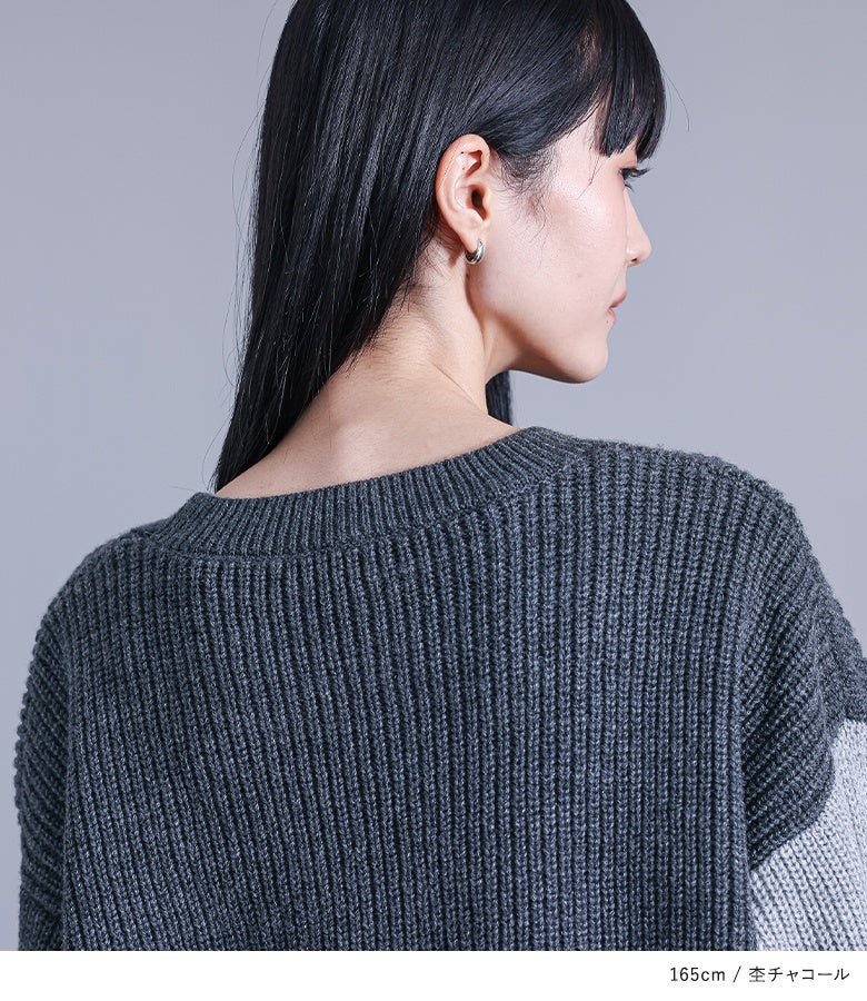バックスタイルはすっきりとした片畦編みで仕立てた着回しやすいデザイン。しっかりとしたリブ編みのネックラインが首元にフィットし、秋冬のデイリー使いに快適な着用感を提供します。