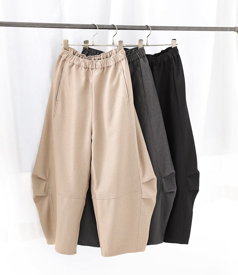 ベージュ、チャコール、ブラックの全3色展開の立体コクーンタックパンツ。ウールライクの上質な生地感で、どんなトップスとも合わせやすく秋冬の着回しに大活躍します。