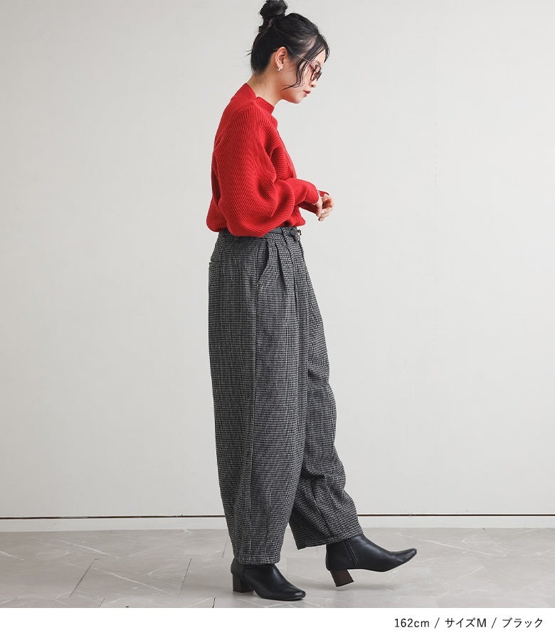 千鳥柄調のブラック系メルトンワイドパンツ。すっきり見えるハイウエストデザインと程よく広がる美脚ラインで、横姿までスタイルアップした洗練された装いを叶えます。