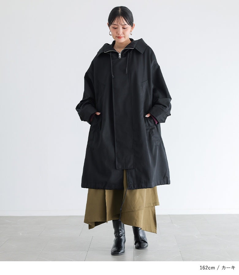 カーキの変形ラップパンツに黒の長袖アウターを羽織ったスタイリッシュな秋冬お出かけスタイル。重厚感のあるコートの裾からチラリと見える変形ヘムラインがアクセントになり、シックでこなれた大人の装いに仕上がります。