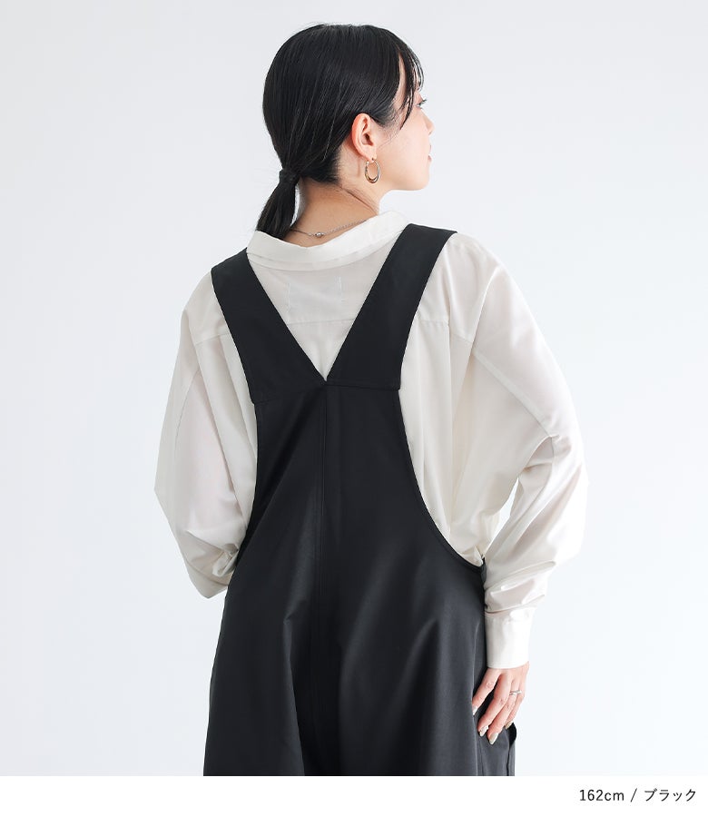 バックスタイルをすっきり見せるVラインストラップのブラックサロペット。程よいVカットが上品な後ろ姿を魅せ、白シャツやブラウスと合わせた大人スタイリッシュな着こなしを叶えます。