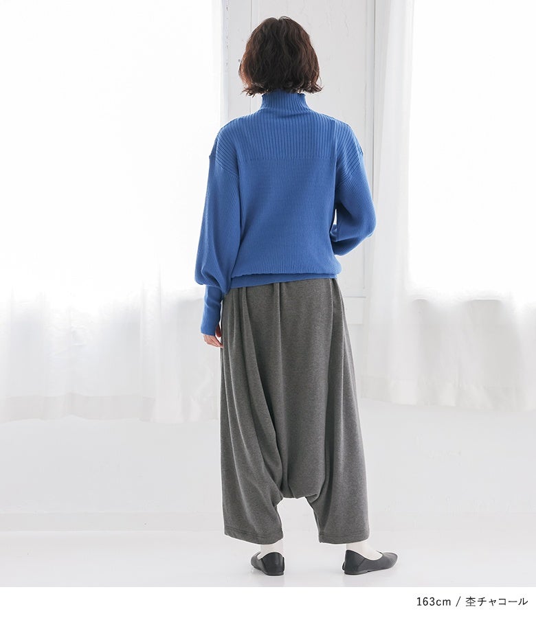 杢チャコールの裏シャギーサルエルパンツ。全方向スキのない個性派フォルムと暖かな着心地で、バックシルエットまでおしゃれ度の高い大人のカジュアルスタイルを演出します。