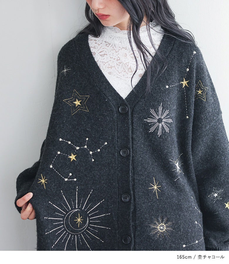 深めのVネックラインと三色のラメ糸で仕上げられた立体的な星刺繍。顔周りをすっきり見せつつ、繊細なラメ糸の光沢が普段のレイヤードスタイルに上質なニュアンスをプラスしてくれます。