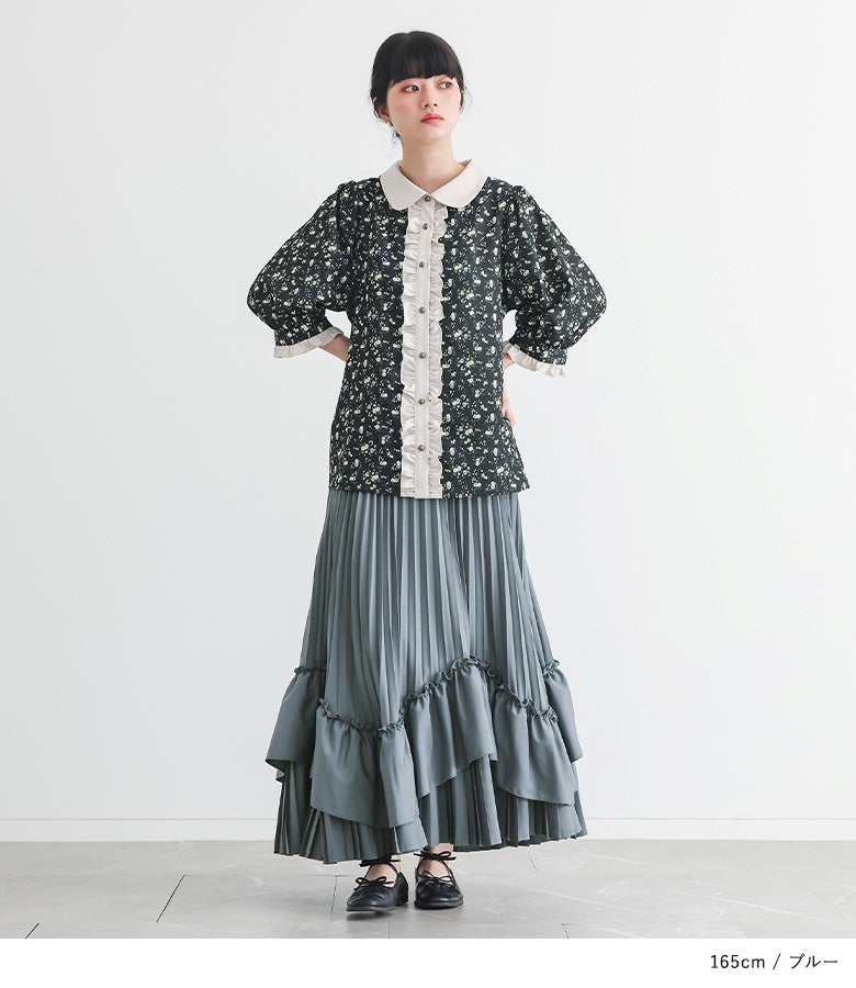 ブルーのティアードプリーツスカートに花柄ブラウスをあわせたクラシカルな装い。くすみ感のある落ち着いたブルーとフリルデザインが調和し、上品で洗練された大人スタイルを完成させます。