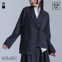 ご家庭で洗濯OKなストライプ異素材切替テーラードジャケット。アシンメトリーなストライプ柄の切り替えデザインが洗練された存在感を放ち、羽織るだけで感度の高い大人のモードスタイルを完成させます。