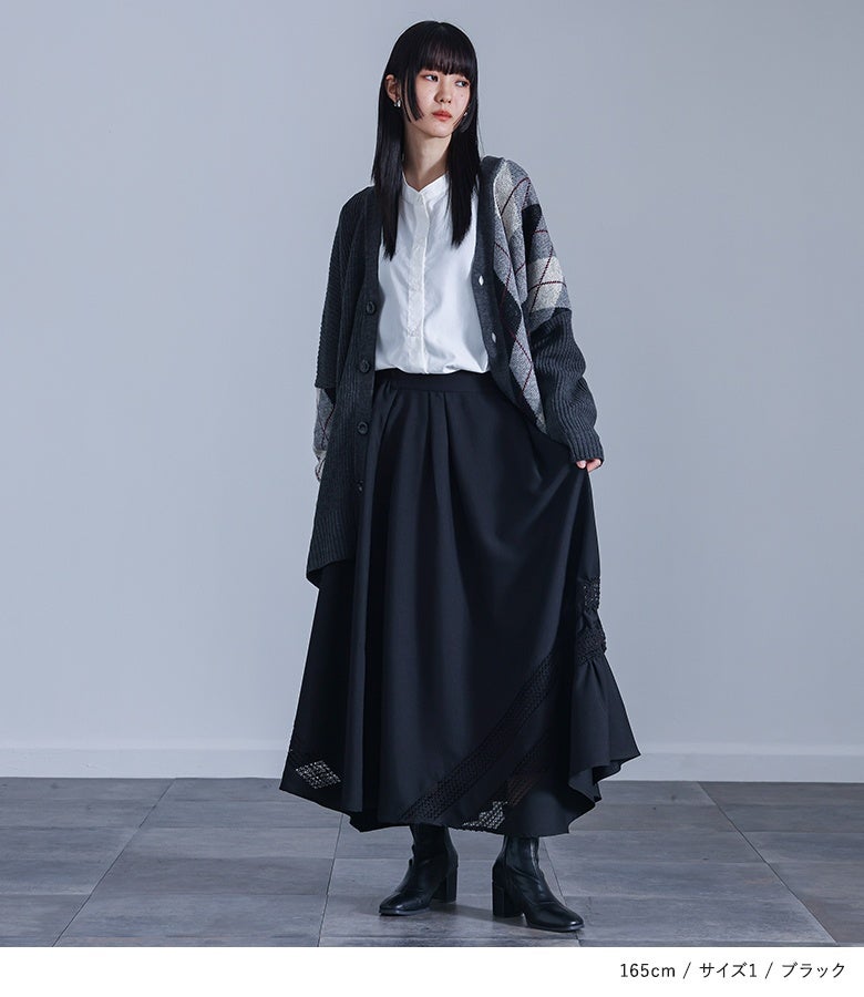 ブラックのレース切替ギャザーフレアスカートにカーディガンを羽織った上品カジュアル。ふんわり広がるロングフレアシルエットが、体型を自然にカバーしながら美しい佇まいへと導きます。