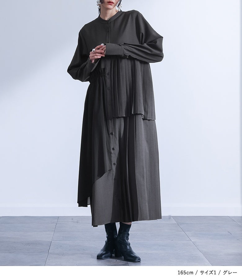 落ち着いたグレーの異素材プリーツワンピースに黒のヒールブーツを合わせた、休日のお出かけや女子会にぴったりのエレガントなロングワンピースコーデ。