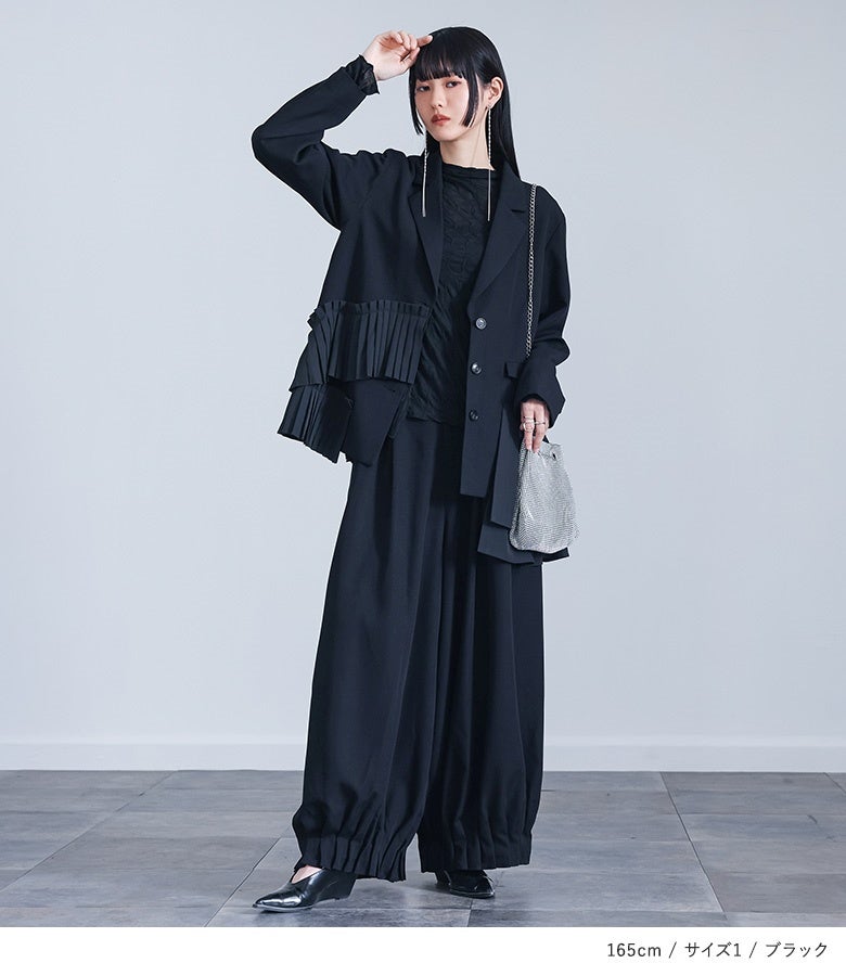 ブラックの異素材プリーツ切替ジャケットに同素材ワイドパンツを合わせたスタイル。全体をブラックで統一したセットアップスタイルが、洗練された大人の上質なモード感を完成させます。