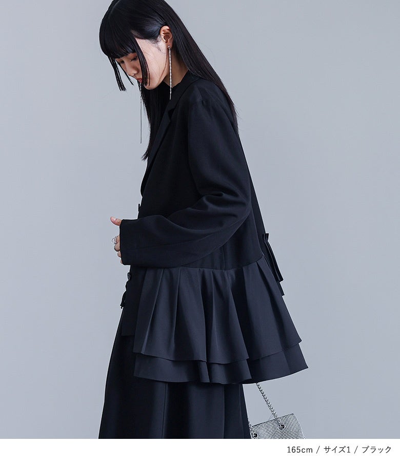 ブラックの異素材プリーツ切替ジャケット。サイドにあしらわれた2段の異素材プリーツフリルが流れるようなドレープを生み出し、横姿までドラマチックでおしゃれに演出します。