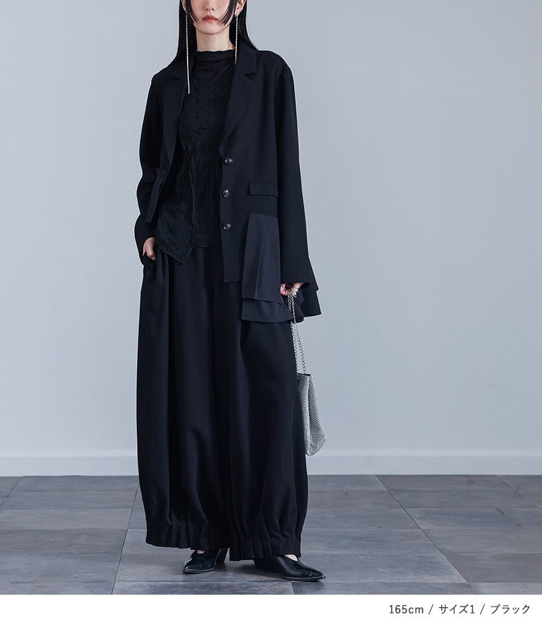 ブラックの裾シャーリングタックワイドパンツ。シックな黒のワントーンでまとめることで裾シャーリングのモードなディテールが惹き立ち、洗練された大人の着こなしを際立たせます。