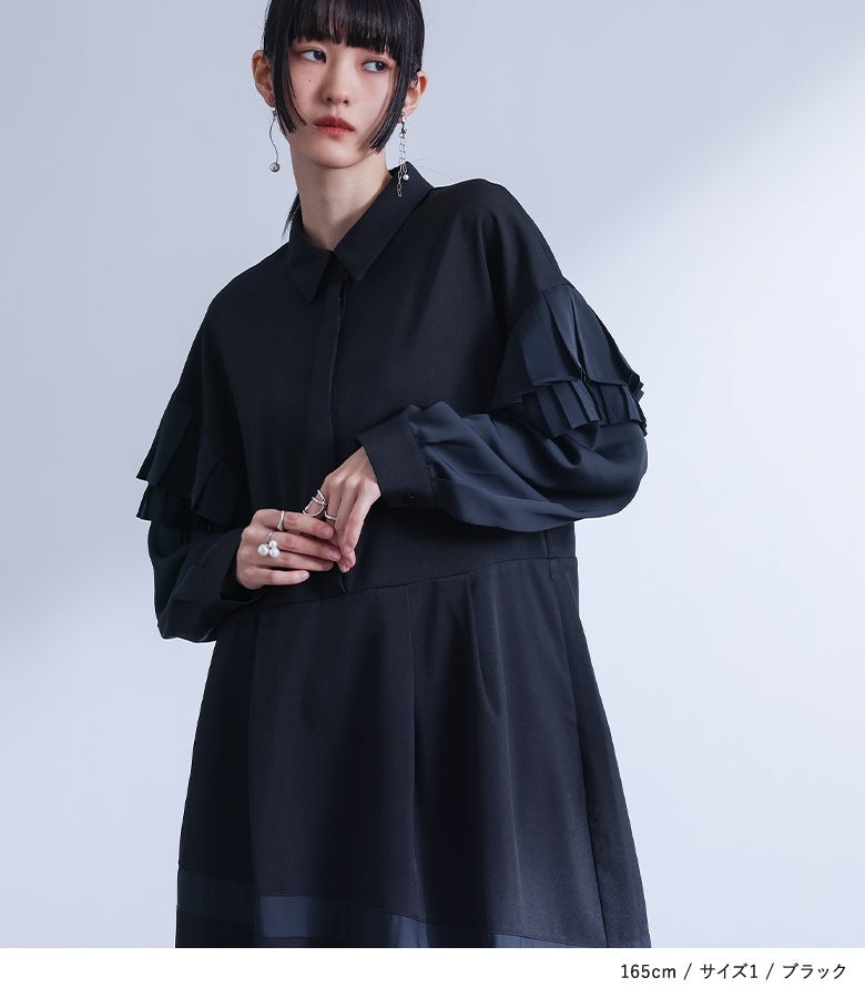 ブラックの配色ライン切替デザインワンピース。きちんと感のある襟元デザインと袖の立体的なプリーツフリルが調和し、顔周りを華やかに魅せつつ上品で凛とした印象を与えます。