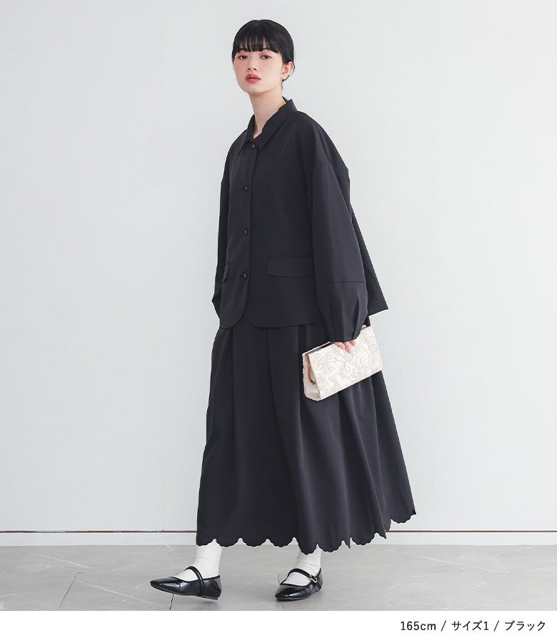 ブラックのジャケット＆スカラップ刺繍ワンピースセットに白レースクラッチバッグを合わせた、お呼ばれやパーティーシーンにぴったりのシックなオケージョンコーデ。